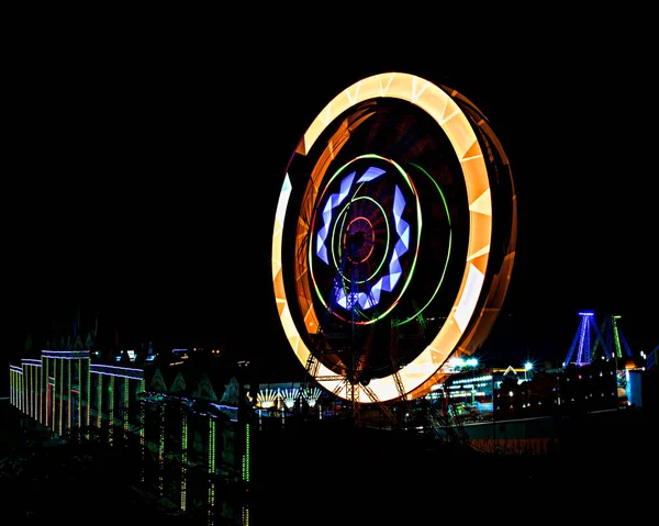 Fun Fair Giant Colorful Ferris Wheel Spinning Night Slow Shutter — Stock Photo, Image