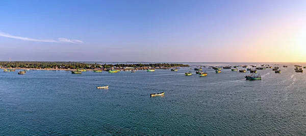 Hindistan Rameswaram Günbatımında Denizde Birçok Küçük Balıkçı Teknesi — Stok fotoğraf