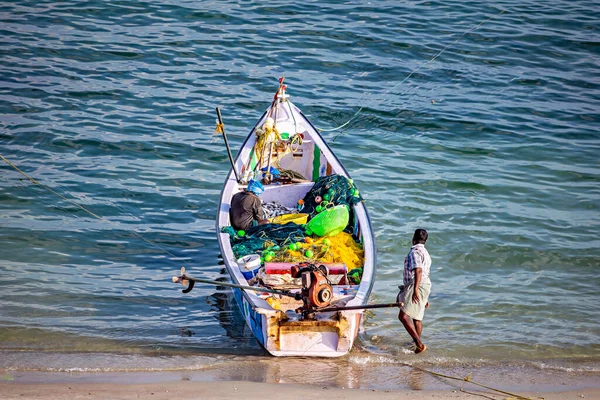 Rameswaram Inde Janvier 2020 Des Pêcheurs Stationnent Leur Petit Bateau — Photo