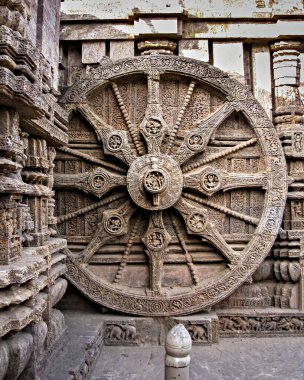 Milattan sonra 13. yüzyılda Hindistan, Orissa Konark 'taki antik Surya Hindu Tapınağı' nda süslü taş tekerlekler oyulmuş..