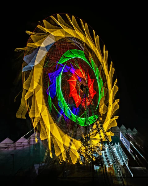 Feira Divertida Giant Colorful Ferris Roda Girando Noite Lento Obturador — Fotografia de Stock