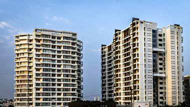 Yüksek binalar, temiz mavi arkaplanı olan modern yüksek binalar..