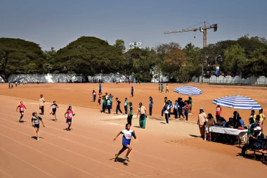 Pune, Maharashtra, Hindistan - 6 Ocak 2017: Okullar arası turnuvada koşan kızlar.