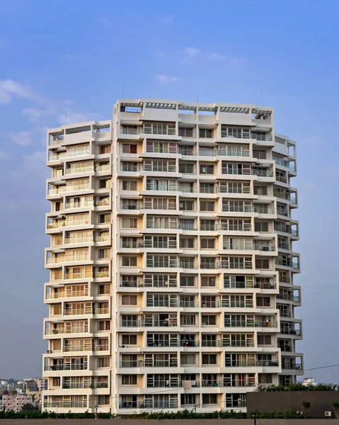近代的な15階建ての高層ビルと澄んだ青空の背景 — ストック写真