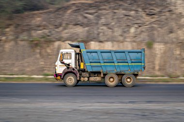 Kasıtlı kamera hareketi, yavaş çekim hızı bulanık görüntü otobanda hız yapan bir kamyonun görüntüsü..