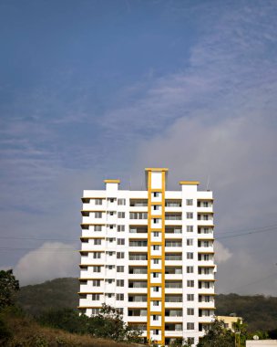 Maharashtra, Pune 'daki tepenin yanında yapım aşamasındaki yüksek binaların görüntüsü.