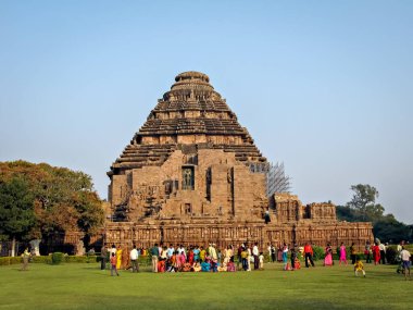 Konark, Odisha, Hindistan - 20 Ocak 2010: Hindistan 'ın Konark kentindeki ünlü Güneş Tapınağı' nın arka tarafında kalabalık.