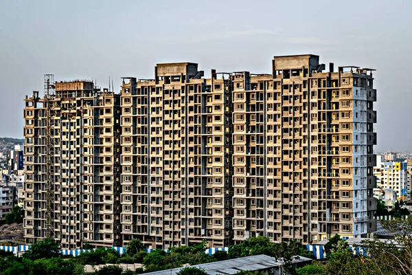 Imagem Edifícios Altos Construção Perto Colina Pune Maharashtra — Fotografia de Stock