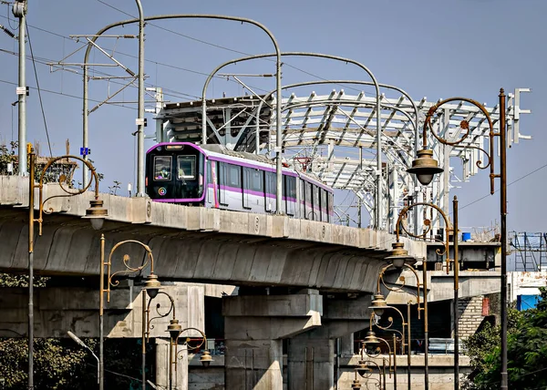 Con Estación Semi Terminada Fondo Nuevo Tren Metro Funciona Vía — Foto de Stock