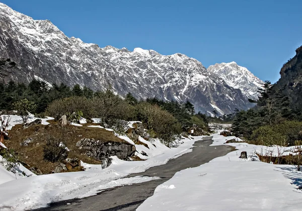ガントック シッキム インドの玉山渓谷のゼロポイントへの雪に覆われた道路 — ストック写真