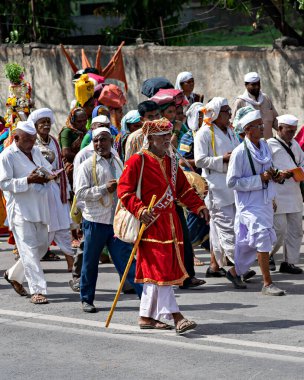 Pune, Maharashtra, Hindistan - 26 Haziran 2019: Pandharpur savaş alayı sırasında asker kıyafeti giyen bir erkek.