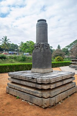Belur, Karnataka, Hindistan 'daki Chennakesava Tapınağı' nın önündeki antik büyük taş sütun..