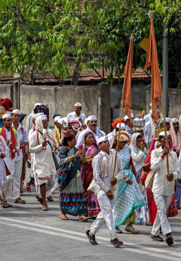 Pune, Maharashtra, Hindistan - 26 Haziran 2019: Pandharpur savaş alayında bayrak taşıyan erkek fanatikler.