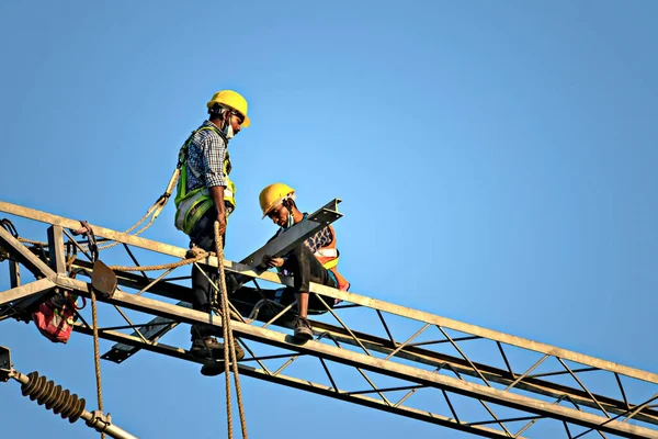Pune Maharashtra Indie Lutego 2022 Robotnicy Budowlani Naprawiający Napowietrzne Kable — Zdjęcie stockowe