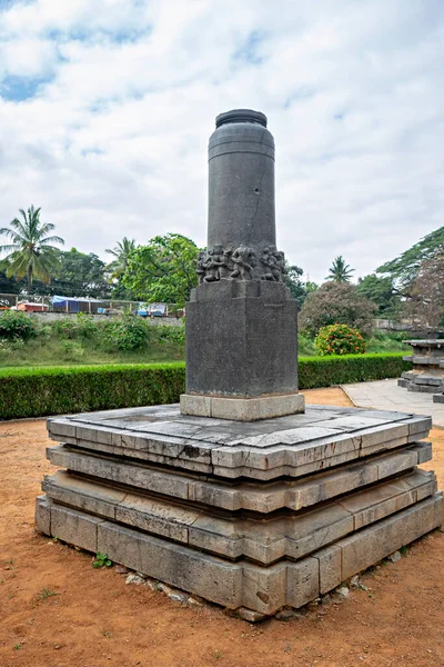 Pilar Pedra Monólito Enorme Antigo Frente Templo Chennakesava Belur Karnataka — Fotografia de Stock