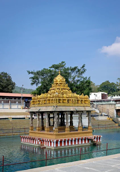 Templo Com Cúpula Dourada Lagoa Água Benta Tirupati Andra Pradesh — Fotografia de Stock