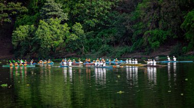 Pune, Maharashtra, Hindistan-3 Nisan 2022: Tekneleriyle tekne takımları COEP yarışlarına katılmaya hazırlar.