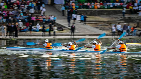 Szándékos Kameramozgás Gyorshajtásos Kajak Páneurópai Képe Négy Fiatal Résztvevővel Coep — Stock Fotó