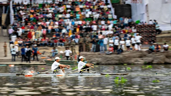 2022年4月3日インド マハラシュトラ州プネー Coep年次ボートイベントRegattaの2人の若い参加者とカヤックをスピードアップする意図的なカメラの動き パンイメージ — ストック写真