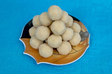 Lezzetli bir yığın Hint tatlı Rava 'sının seçici odak görüntüsü. Açık mavi arka planda irmik laddus..