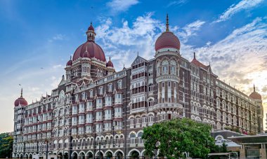 Mumbai, Maharashtra 'nın Colaba bölgesinde, Sarasenic Revival tarzında inşa edilmiş beş yıldızlı, lüks bir otel, güzel mavi gökyüzü arka planına sahip, Hindistan Kapısı' nın yanında yer alıyor..