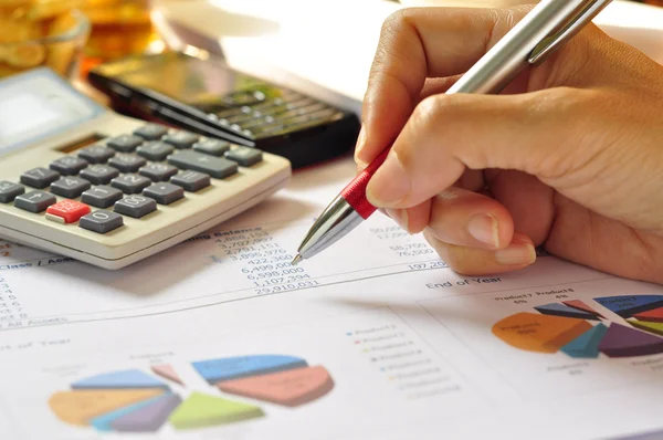 Café e biscoito em demonstrações financeiras e gráfico de linha . — Fotografia de Stock