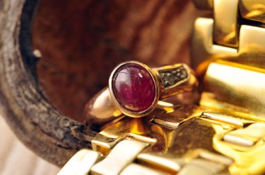 pembe çakıl ile altın yüzük