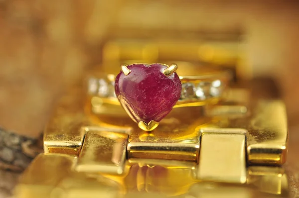 Gouden ring met roze kiezelsteen — Stockfoto