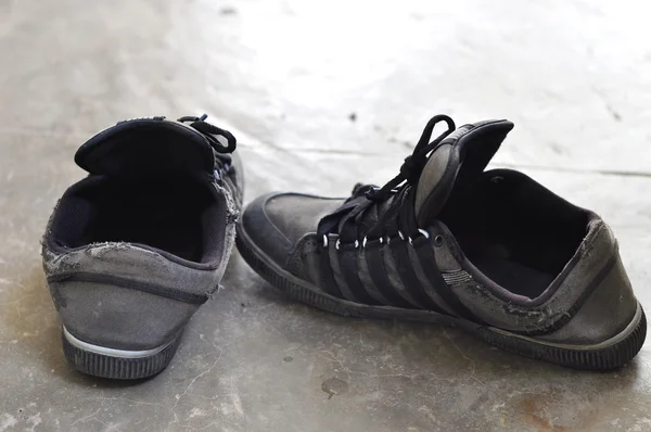 Par gamla och smutsiga sneakers — Stockfoto
