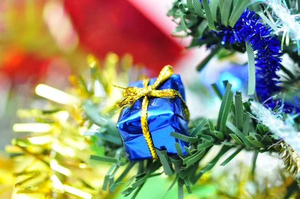 Luminosa composición navideña con árbol de navidad y regalos —  Fotos de Stock