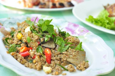 baharatlı domuz eti salata