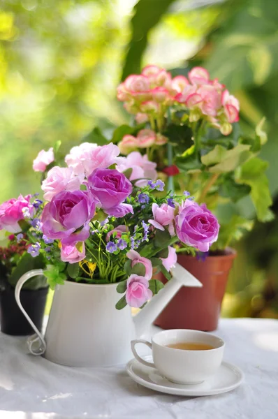 Чай и цветы — стоковое фото