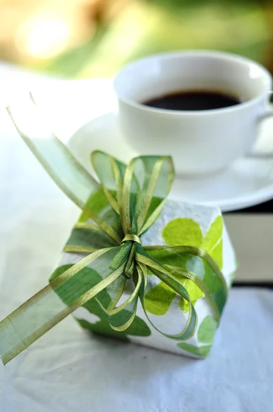 Coffee and bouquet — Stock Photo, Image