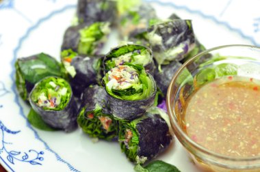 Tay spring rolls sebze ve tuna ile