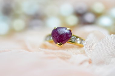 değerli taş kalp şeklinde yüzük