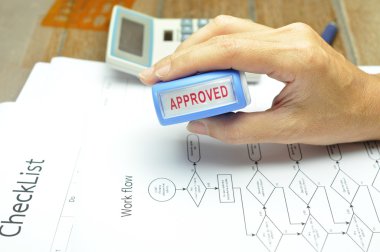 el damgası belgeler üzerinde koymak.