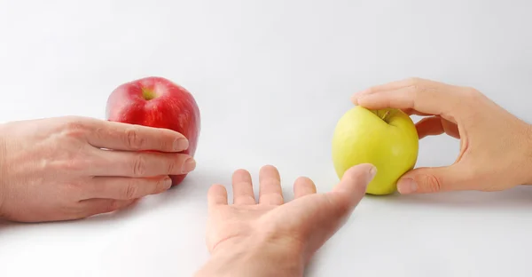 Mãos e maçãs — Fotografia de Stock
