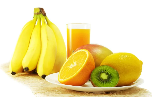 Tropiska frukter och juice. isolerad på vit. — Stockfoto