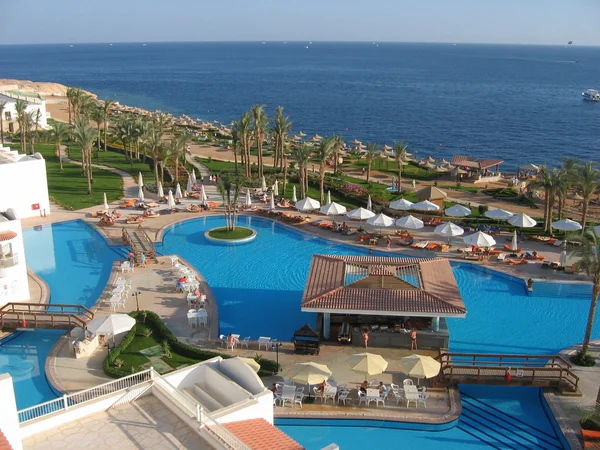 La bellissima vista dall'alto sulla piscina vicino al mare — Foto Stock