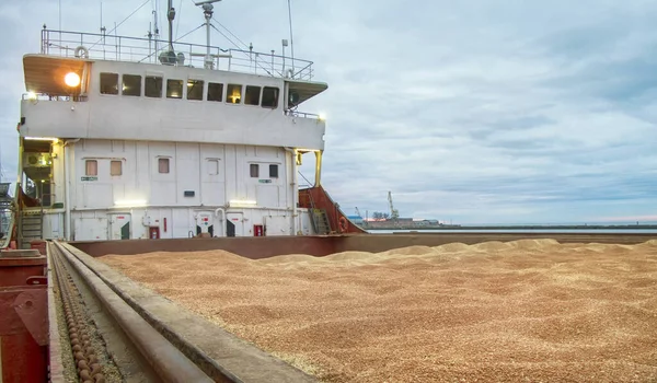 Buque Carga Seca Con Bodega Abierta Llena Grano Muelle —  Fotos de Stock