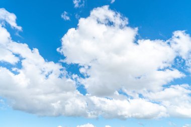 Mavi gökyüzü ve gökyüzünün altındaki beyaz bulutlar