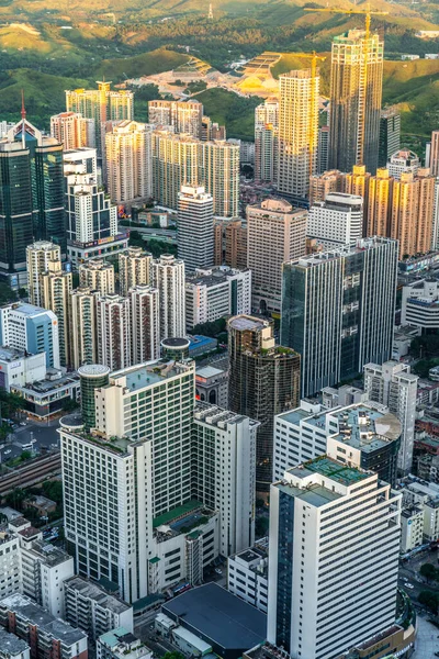 Shenzhen 'deki binalar, Guangdong Eyaleti, Çin, gün batımında.