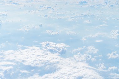 Mavi gökyüzünün ve beyaz bulutların fotoğraflarını çek.