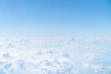 Mavi gökyüzünün ve beyaz bulutların fotoğraflarını çek.