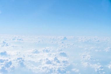 Mavi gökyüzünün ve beyaz bulutların fotoğraflarını çek.