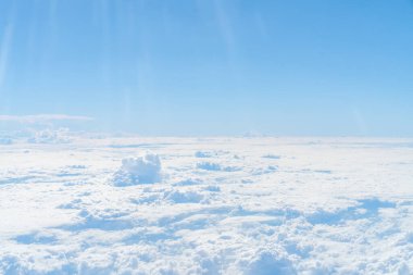 Mavi gökyüzünün ve beyaz bulutların fotoğraflarını çek.
