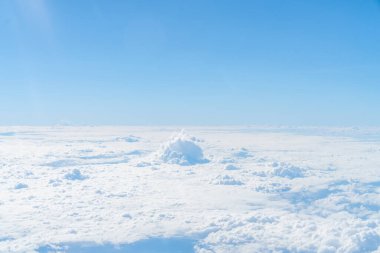 Mavi gökyüzünün ve beyaz bulutların fotoğraflarını çek.