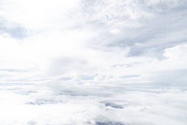 Mavi gökyüzünün ve beyaz bulutların fotoğraflarını çek.