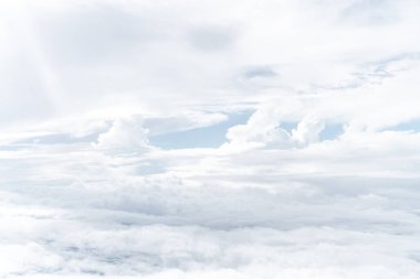 Mavi gökyüzünün ve beyaz bulutların fotoğraflarını çek.