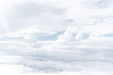 Mavi gökyüzünün ve beyaz bulutların fotoğraflarını çek.